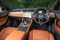 ダッシュボード中央に据えられた11.4インチスクリーンが主張するインテリア。ステアリングホイールが新デザインとなったほか、センターコンソールの収納スペースも大きくなっている。