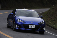 箱根のワインディングロードを行く「BRZ GT」。
