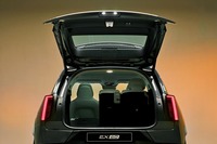 後席使用時の荷室容量は634リッター、後席の背もたれを前方に倒すと1647リッターに拡大できる。