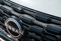 上質感の向上を図っているのも新型のポイント。フロントグリルはマットブラックとグロスブラックを組み合わせて使っている。