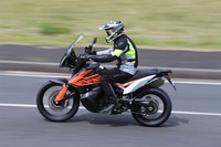 「790アドベンチャー」の開発に際しては、車体の軽量化と低重心化、低回転域におけるピックアップのよさが重視されている。