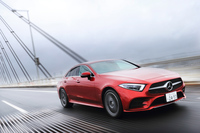 新型「CLS」には走行モード切り替え機構「ダイナミックセレクト」が標準装備されており、エンジンやトランスミッションに加え、可変ダンパー装着車ではサスペンションの減衰力も切り替えが可能となっている。