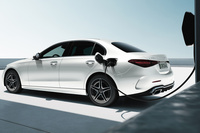 メルセデス・ベンツが「Cクラス」にプラグインハイブリッド車の「C350eスポーツ」を設定の画像