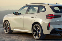 新型「X3」のサイドビューの見どころといえば、やはりこのドアパネル。キャラクターラインで分断せず、広い面をバーン！ と見せている。控えめではあるが、リフレクションの変化がもたらす面の表情にも注目。