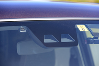 衝突回避支援システム「スマアシIII」を搭載。ステレオカメラに加え、フロントに2個の誤発進抑制制御機能（前方）用センサーを追加し、信頼性の向上を図っている。