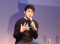 「TOYOTA NEXT」の選考メンバーを務めるレイ イナモト氏。共同開発するサービス案の選考については、「ロジック（理論）はもちろんだが、マジック（人の心を動かす魅力）が大事」などとコメントした。