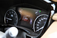 上級グレードにはドライブモードセレクト機能が装備されており、センターコンソールのスイッチで走行モードの切り替えが可能となっている。