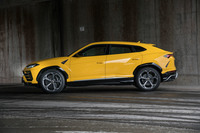 ボディーのスリーサイズは全長×全幅×全高＝5112×2016×1638mmで、ホイールベースは3003mm。この角度から見ると「トヨタC-HR」に見えないこともない。