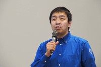 「日産名車再生クラブ」代表の木賀新一氏。約80人の有志で「グロリア」のレストア作業を行うという。