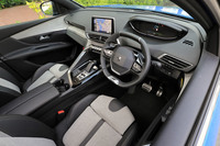 ステアリングホイールの上から見るようにデジタルメーターを配置した特徴的な「iコックピット」を採用。インテリアの造形は、基本的にエンジン車と変わらない。