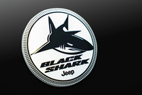 コンセプトである“黒いサメ”を表現する「Black Shark」バッジ。