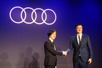 充電に関する事業提携の基本合意書締結を発表した、パワーエックスの伊藤正裕氏（写真左）とマティアス・シェーパース氏（同右）。