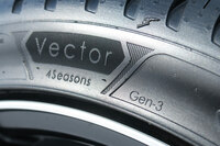 新製品の「ベクター4シーズンズGEN-3」。既存の「ベクター4シーズンズ ハイブリッド」の上位に位置する、プレミアムなオールシーズンタイヤという扱いだ。