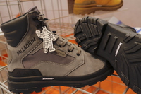 パラディウムの新作から（ミシュランマンのマスコットは展示用）。