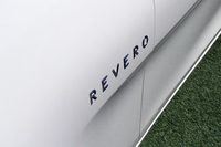 「レヴェーロ」はシリーズ式ハイブリッドシステムを搭載したPHEV。容量20.8kWhのリチウムイオンバッテリーを搭載しており、約80kmの距離を電気だけで走ることができる。