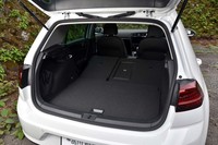 後席を倒した状態。荷室の積載容量は最大で1270リッターにまで拡大できる。