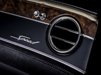 助手席側フェイシアに「Speed」バッジが備わっている。