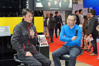 レーシングドライバーの谷口信輝選手（写真左）とモータージャーナリストの大谷達也氏（同右）。webCGのコンテンツ『谷口信輝の新車試乗』でおなじみのコンビがルノーブースでトークショーを展開した。
