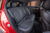 後席背もたれは40：20：40の分割可倒式。前席だけでなく後席にもシートヒーターが標準で装備される。