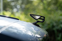 ボンネット先端の「フライングB」マスコットはイルミネーション機能付き。室内からの操作で格納可能。