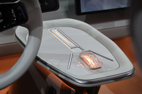 センターコンソールはテーブルのようにフラット。クルマの形をしたシフトセレクターが個性的だ。