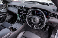 大型の液晶パネルを上下に2枚組み合わせたセンターディスプレイが目を引く「グレカーレ トロフェオ」のコックピット。ステアリングスポーク右下にドライビングモードの切り替えスイッチを配置している。トロフェオには電子制御式のリミテッドスリップデフが標準で装備される。