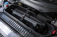 フロントフードの下には、巻き取った「ロールトップ」を収納するスペースが用意されている。