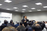 2015年のデトロイトモーターショーでの取材会にて。ゴーン氏は演壇を降り、質問者の前に歩み寄って問いに答えた。