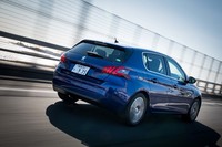 ドライブモードを「エコ」に切り替えると、低負荷時にクラッチを切り離してコースティングし、燃費向上を図る。