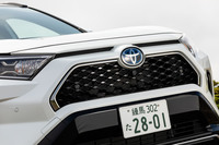 専用のフロントグリルやフロントバンパーモール、LEDデイライトなども他のモデルにはない「RAV4 PHV」の特徴となっている。