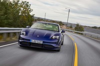 2019年9月4日に北米と中国、欧州の計3カ所で同時にお披露目された「ポルシェ・タイカン」。LED4灯式のヘッドランプユニットが他のポルシェ車との共通性を感じさせる。