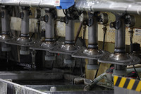 カヤバのダンパーの売上比率は61％がOEMと純正補修用。いわゆるアフターマーケット用は39％だが、これはほとんどが海外向けとなる。補修品専用ラインでは、既に生産中止となった市販車向けの補修用ダンパーが一本単位で製造される。