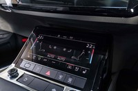 空調の操作は、センターコンソールの液晶パネルを介して行う。その左下には走行モードの切り替えスイッチが配置される。