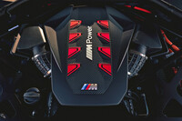 パワートレインはコンベンショナルなシングルモーター式のハイブリッドシステムで、4.4リッターV8ターボエンジンと、モーターが組み込まれた8段ATとで構成される。