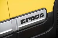 ボディーサイドには「cross」ロゴ入りのモールディングが備わっている。