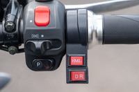 ハンドルバーに備わるスイッチボックス。「HML」のスイッチを押すと、モーターのパワーが、ハイ／ミドル／ローの3段階で切り替わる。下の「DR」は、ドライブ（前進）とリバース（後退）の切り替えスイッチだ。