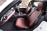 「VS」には柔らかな感触のナッパレザーシートが標準で装着される。シートカラーはオーバーン（赤褐色）。