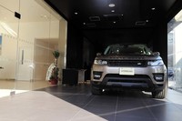 店舗内に設けられた納車スペース。納車日が雨であっても、ぬれることなくクルマをチェックできる。