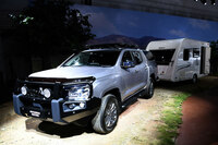 キャンピングトレーラーを引いた新型「トライトン」。同車は最大3.5tというけん引能力を備えている。