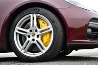 タイヤサイズはフロントが275/40ZR20、リアが315/35ZR20 。ミシュランのスポーツタイヤ「パイロットスポーツ4」を装着していた。