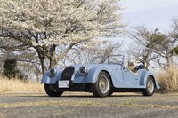 今日におけるモーガンの基幹車種である「プラスフォー」。「4/4」の高性能バージョンとして登場したモデルで、ベース車が販売終了となった今日でも、「4/4の高性能版」という意の「Plus Four」という車名を冠している。