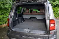 荷室容量は7人乗車時で171リッター、5人乗車時で937リッター（写真）、2人乗車時で1803～2107リッター。「ZX」に備わる3列目シートの電動格納機構は、荷室側からも座席側からも展開／格納の操作が可能だ。