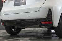 リアバンパーの下部にはディフューザー形状を採用。車体下面の空気の流速を高めることで走りの安定感向上を図っている。