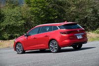 後輪とホイールハウスとの間は大人のこぶしがすっぽり入るほどに空いている。やはりフランスのステーションワゴンは積んでナンボだ。