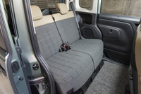 この手のクルマでは当然ながら、後席は十分以上の広さを誇る。ただしこんなにも低いところまでファブリックで覆ったぜいたくなリアシートは珍しい。