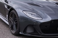 ひと目でアストンマーティンのシリーズだと分かる、デザインランゲージを採用したボディーデザイン。伝統的な形状のグリルやフロントの開口部は、「DB11」よりも面積が拡大され、同時にフロントフェンダーは10mm、リアフェンダーは20mm広げられている。