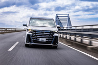 「アルファード」が“格子”、「ヴェルファイア」が“横桟”というフロントグリルの基本意匠は先代モデルを踏襲。エンブレム部分がボディーの最先端となる逆スラントデザインが目を引く。