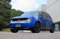 いよいよ日本でも販売が開始された「ホンダe」。ユニークなデザインや、都市型EVコミューターというコンセプト、先進の“つながる技術”などで注目を集めている。