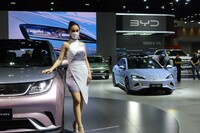 BYDブースで「ドルフィン」に寄り添う「プリティ」。