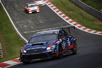 ボディーサイドをガムテープで修復して走る「スバルWRX STI」。クラス2位を走行中、道を譲られた下位のクルマに直後のコーナーで追突されるというアクシデントに見舞われていたのだ。